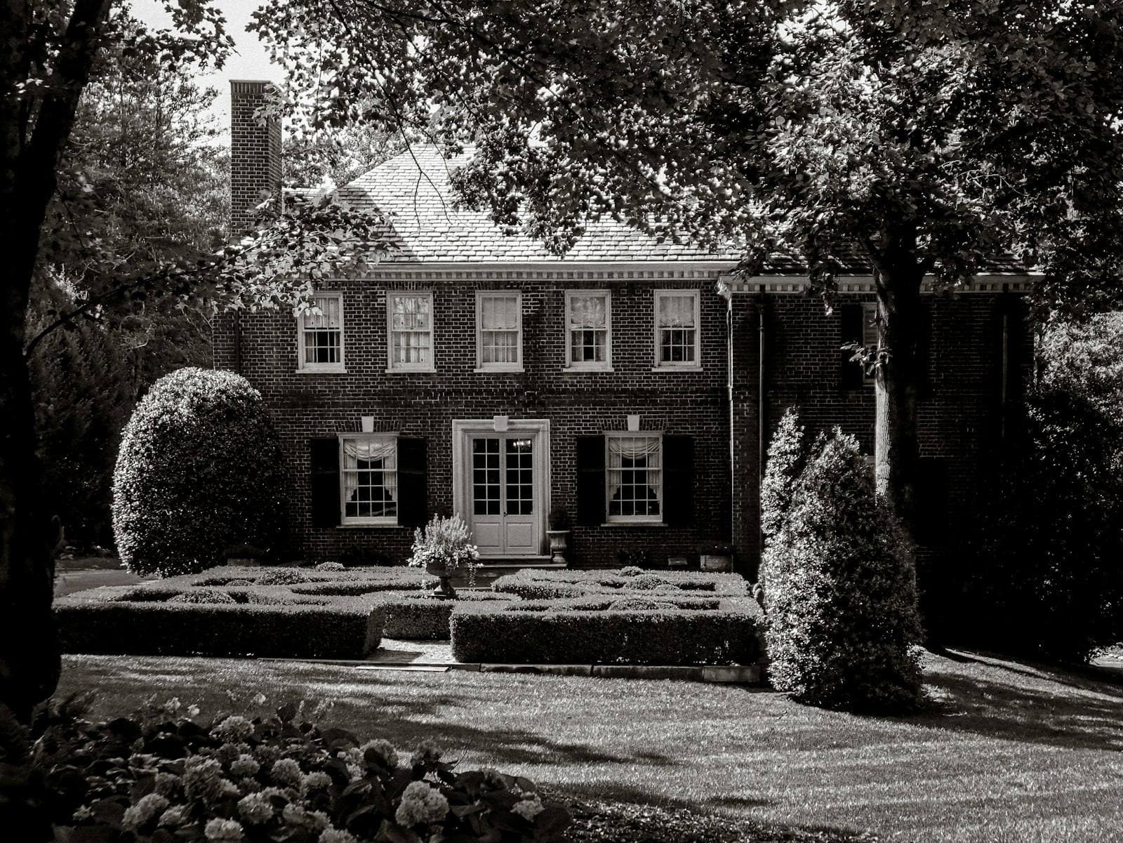 Brick Tennessee home in lush greenery. Maury County appeal guide.